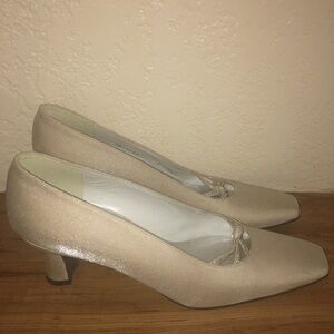 Stuart Weitzman Beige Fabric Square Toe Spool Heel Bow Pumps Size 7 AA